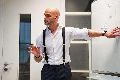 Trainer geeft uitleg tijdens een sessie