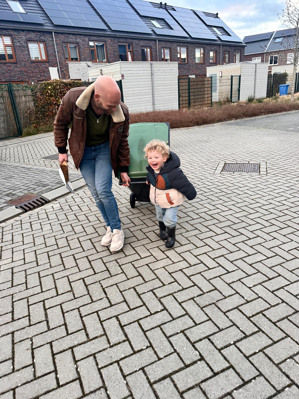 Vader en kind lopen samen