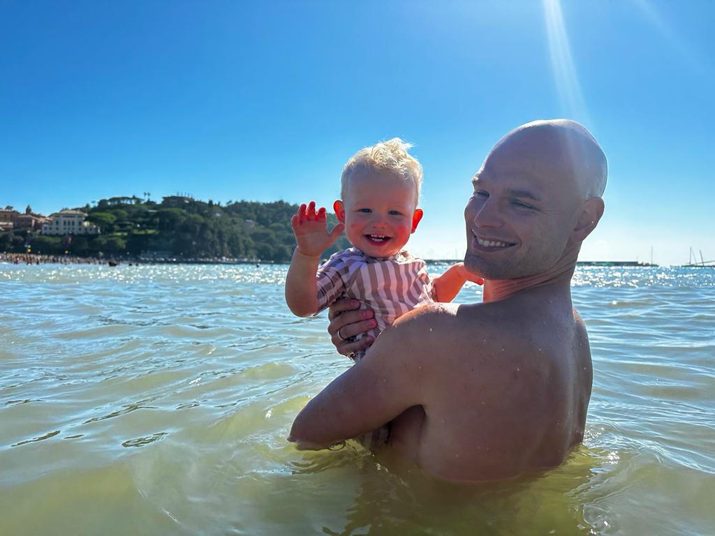 Vader met baby in het water